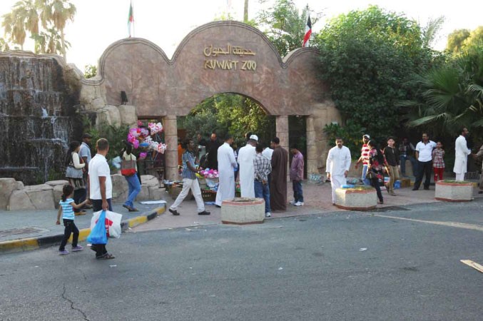 اقبال من المواطنين والمقيمين على زيارة حديقة الحيوان خلال ايام العيد﻿