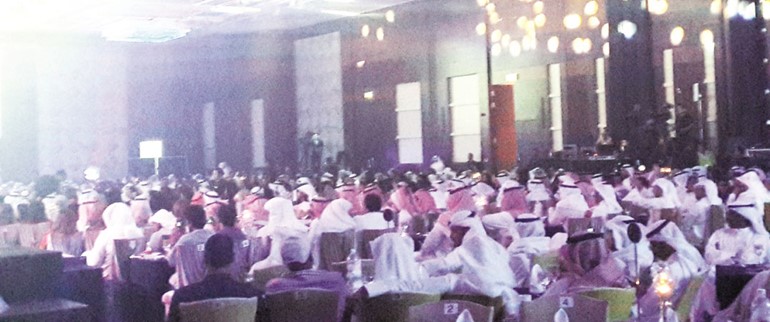 جمهور غفير من الشباب والعائلات في حفل فنان العرب ﻿