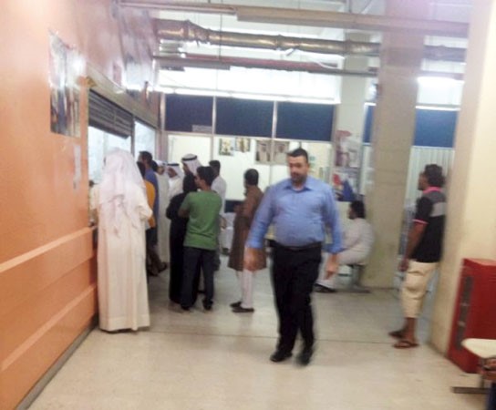 مواطنون ومقيمون يتسلمون رسائلهم البريدية خلال ايام العيد﻿