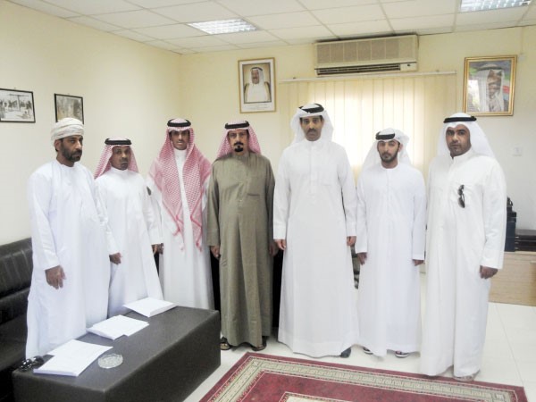 ربيح العجمي يتوسط اعضاء اللجنة التنظيمية﻿