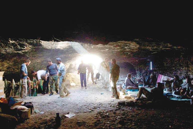 مقاتلو الجيش الحر يستريحون في كهف بمعرة النعمان بادلب رويترز