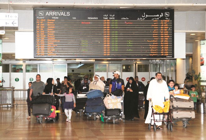 عدد من الحجاج لدى وصولهم الى ارض الوطن﻿