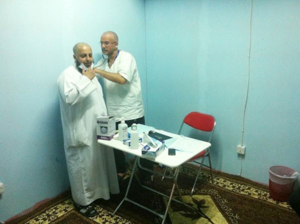 فحص احد الحجاج داخل عيادة البعثة في منى
