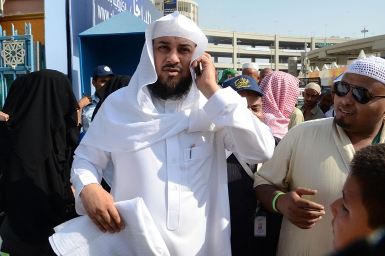 بالصور.. العريفي يكوي ملابسه في المشاعر المقدسة