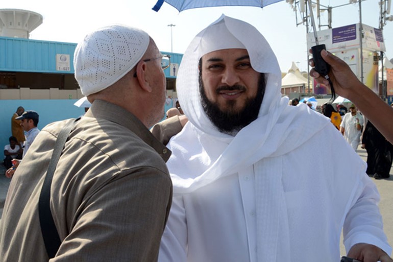 بالصور.. العريفي يكوي ملابسه في المشاعر المقدسة