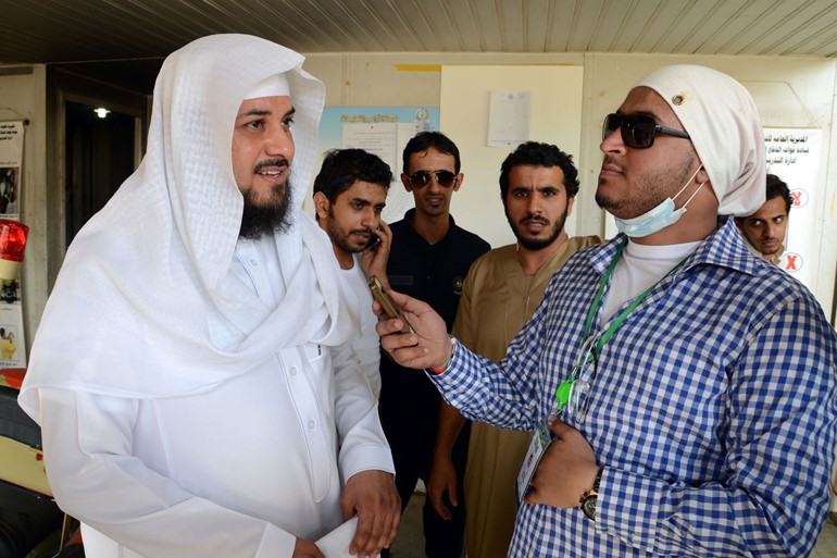 بالصور.. العريفي يكوي ملابسه في المشاعر المقدسة