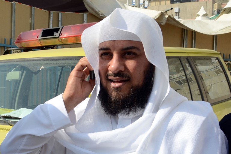 بالصور.. العريفي يكوي ملابسه في المشاعر المقدسة