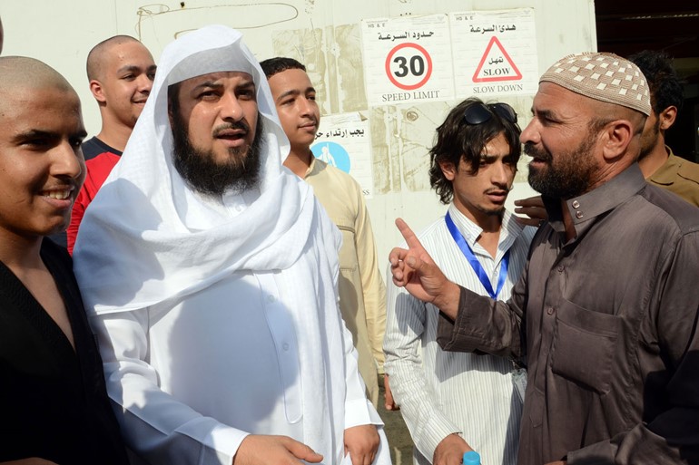 بالصور.. العريفي يكوي ملابسه في المشاعر المقدسة