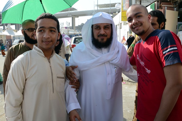 بالصور.. العريفي يكوي ملابسه في المشاعر المقدسة