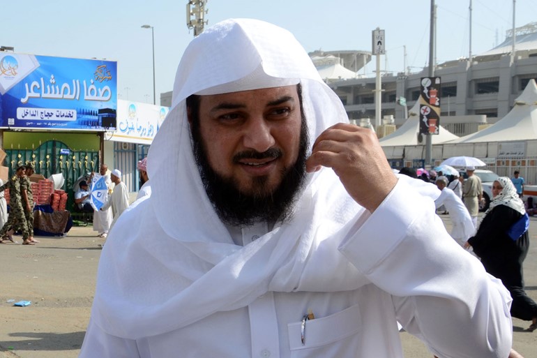 بالصور.. العريفي يكوي ملابسه في المشاعر المقدسة