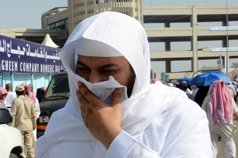 بالصور.. العريفي يكوي ملابسه في المشاعر المقدسة