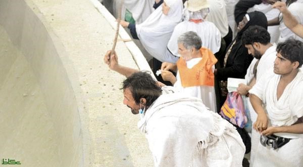 معتقد خاطئ يقود حاجا لضرب الشيطان