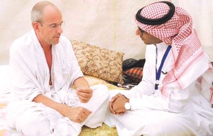 المنتج الهولندي بلباس الاحرام متحدثا لمحرر صحيفة عكاظ﻿