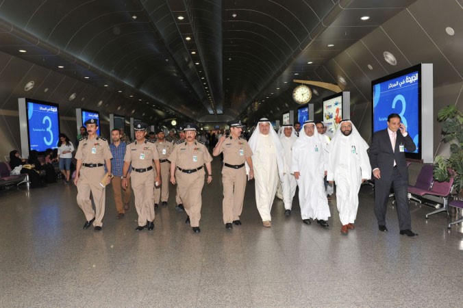 الوزير عيسى الكندري وفواز الفرح وعصام الزامل وبعض القيادات الامنية خلال الجولة بالمطار 	متين غوزال﻿