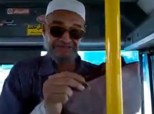 بالفيديو ... مسن مصري يتمنى الموت لركاب الباص .. "ربنا يموتكو بالسلامة"