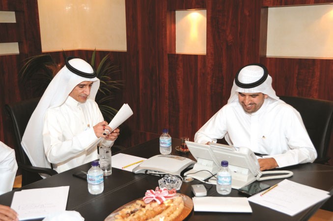 النائب سيف العازمي يجيب والزميل فليح العازمي يتابع