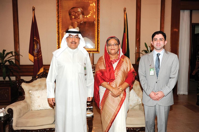 رئيسة وزراء بنغلاديش مع نائب رئيس التحرير الزميل عدنان الراشد ومدير التحرير الزميل محمد الحسيني				فريال حماد