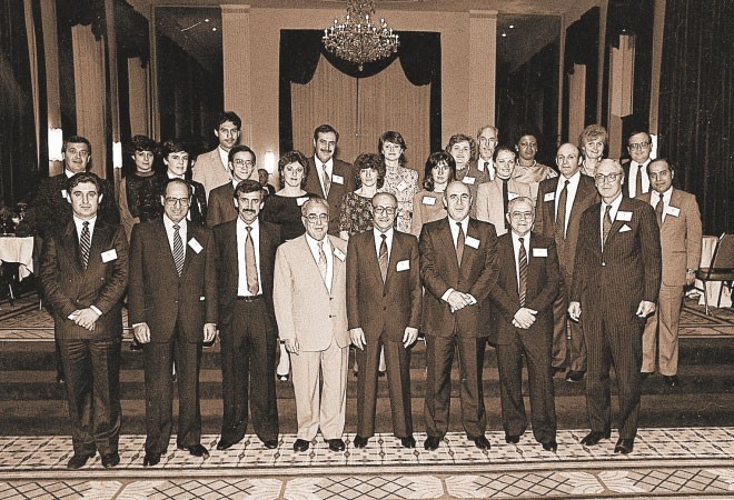 قيادات البنك الوطني ويبدو مصطفى بودي خلال افتتاح فرع بنك الكويت الوطني في نيويورك عام 1984﻿
