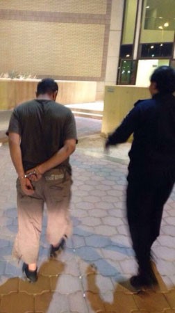 المواطن مكبلا بعد احالته الى مديرية امن الجهراء 