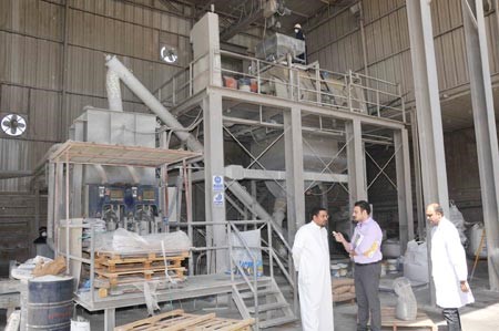 بدر الزبيري يقدم للزميل عبدالرحمن خالد شرحا عن كيفية تصنيع منتجات الشركة