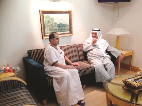 سمو رئيس الوزراء الشيخ جابر المبارك اثناء عيادته للنائب
دعبدالله الطريجي في المستشفى امس
