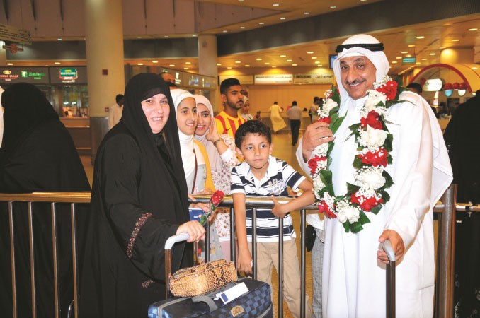 احد الحجاج مع اسرته لدى وصوله محمد خلوصي
