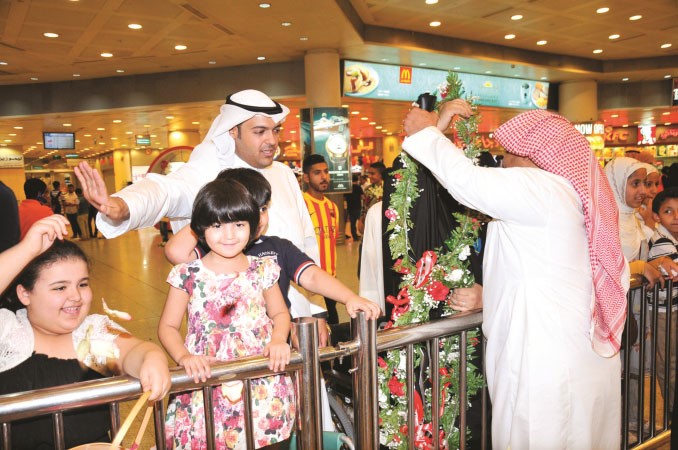 الاسرة والاطفال في استقبال الحاج بالورود
