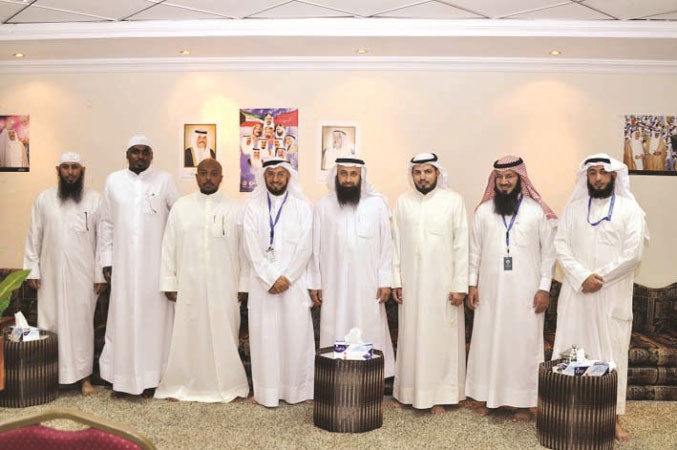 دوليد الشعيب متوسطا بعض الحجاج الزائرين لمقر بعثة الحج الكويتية