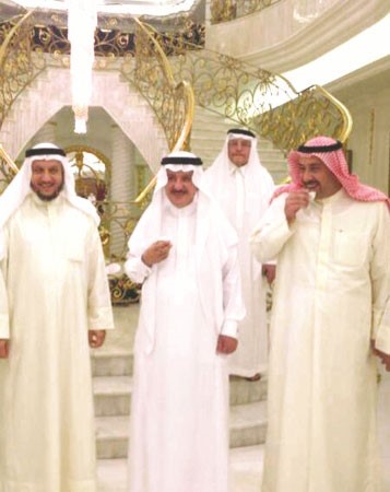 الشيخ عبدالعزيز الابراهيم متوسطا الشيخ فيصل الحمود وشريدة المعوشرجي