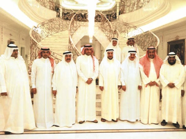 الشيخ عبدالعزيز الابراهيم متوسطا شريدة المعوشرجي والشيخ فيصل الحمود والشيخ مالك الحمود والمقدم محمد الفليج ود عبدالله الحديثي وبعض الحضور