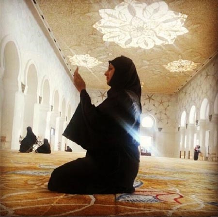 صورة: هيفاء حسين محجبة  تتضرع لله .. داخل المسجد 