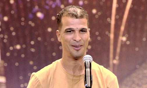 بالفيديو.. مجنون نجوى كرم يغازلها ويقبلها على الهواء 