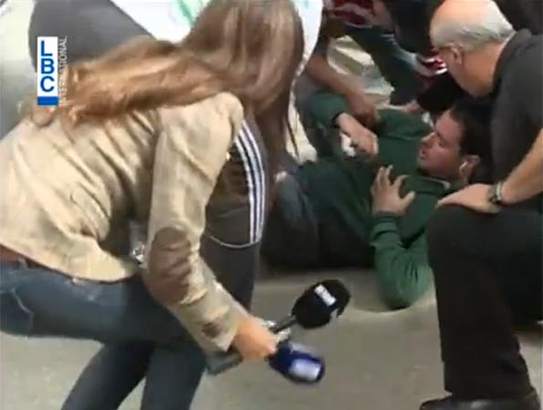 بالفيديو.. سقوط مراسل الفضائية اللبنانية وتعرضه للاغماء على الهواء مباشرة
