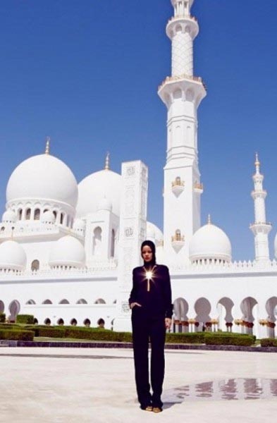 بالصور.. "ريهانا" محجبة أمام مسجد الشيخ زايد .. وفشل حفلها في أبوظبي 