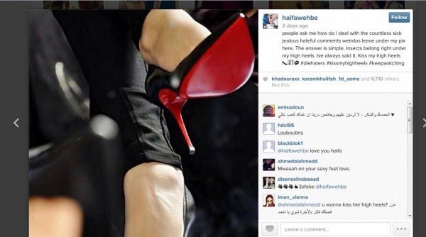 بالصور.. هيفاء تصور حذاءها وتقول للمعلقين " الحشرات مكانها تحت حذائي ليقبلوه!"