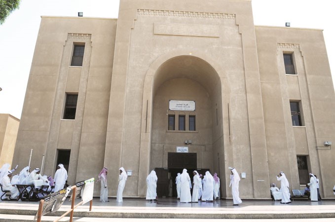 مبنى كلية الحقوق في جامعة الكويت خلال انتخابات الاتحاد الوطني لطلبة الكويت فرع الجامعة﻿