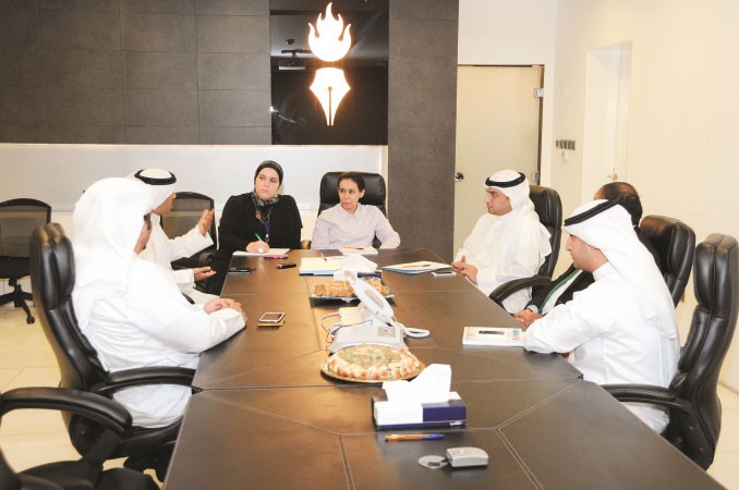 المشاركون في الندوة خلال حوار مع الزميلتين عفاف مختار ورندى مرعي 