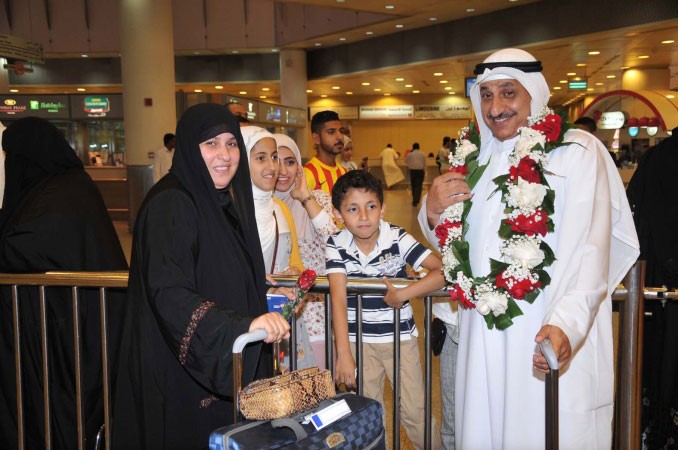 استقبال الحجاج بالزهور في مطار الكويت امس