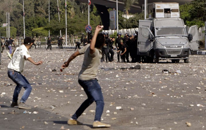 جانب من الاشتباكات بين قوات الامن المصرية وطلاب مويدين للرئيس المصري المعزول محمد مرسي امام جامعة الازهر في القاهرة امس رويترز