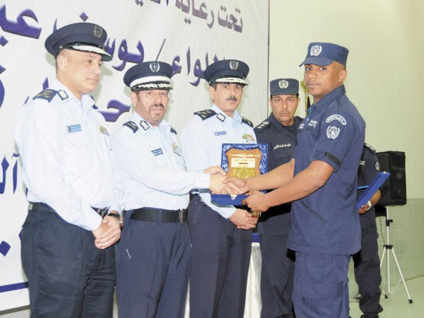 اللواء يوسف الانصاري مكرما احد المتفوقين