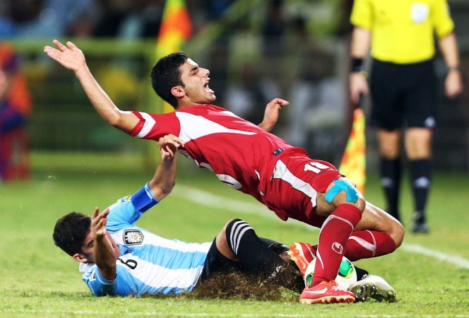 الارجنتيني ليوناردو فيغا يتدخل بقوة على الايراني صاديق محرامي افپ