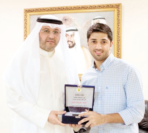الشيخ طلال المحمد يتسلم درعا تذكارية من الشمالي ﻿