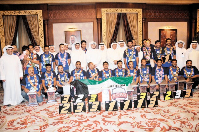اللواء فهد الفهد ودحمود فليطح مع اللاعبين والرعاة الداعمين لمنتخب الدراجات المائية في قاعة التشريفات بالمطار	 محمد خلوصي﻿