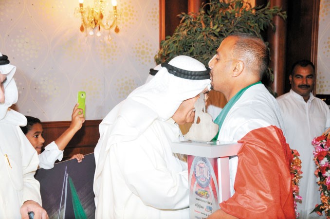 قبلة على جبين رئيس النادي اللواء الفهد ﻿