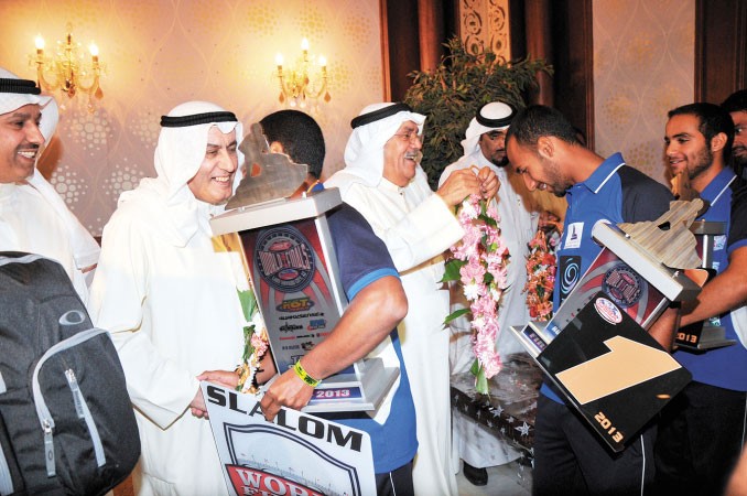 اللواء الفهد يقلد اللاعبين بالورود فور وصولهم ﻿