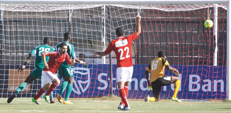 لاعب وسط الاهلي عبدالله السعيد يحتفل بهدفه رويترز
