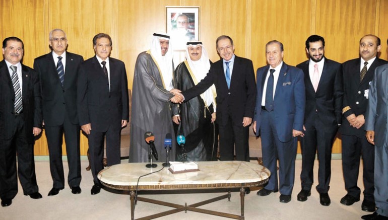 الشيخ احمد الفهدلدى وصوله مطار بيروت وفي استقباله كبار المسؤولين الرياضيين اللبنانيين﻿