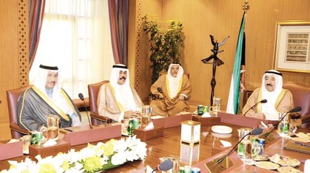 صاحب السمو الامير الشيخ صباح الاحمد مترئسا الاجتماع الاستثنائي لمجلس الوزراء بحضور سمو ولي العهد الشيخ نواف الاحمد وسمو رئيس الوزراء الشيخ جابر المبارك والشيخ علي الجراح