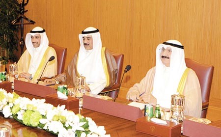 رئيس مجلس الامة مرزوق الغانم والشيخ صباح الخالد والشيخ سالم العبدالعزيز خلال الاجتماع الاستثنائي لمجلس الوزراء