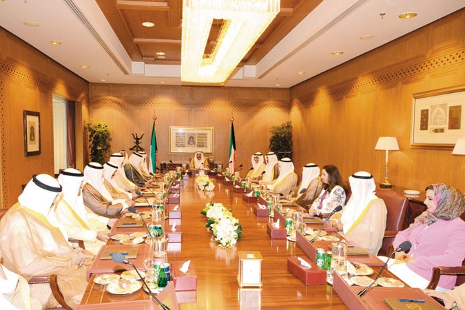 صاحب السمو الامير الشيخ صباح الاحمد اثناء ترؤسه الاجتماع الاستثنائي لمجلس الوزراء ﻿